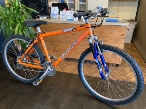 【GIANT ATX850前後タイヤ・チューブ新品！】3×9速　サス付き26インチマウンテンバイク　オレンジ×ブルー