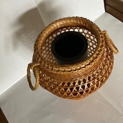 竹かごの花びんの画像