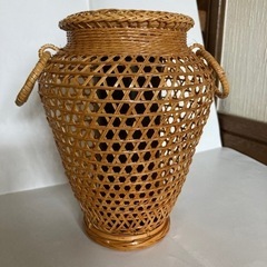 竹かごの花びん