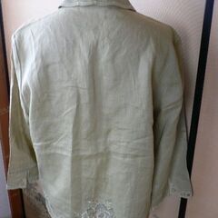 うぐいす色のお洒落なブラウスレース使いの画像