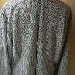 モノトーンでシックなブラウスの画像