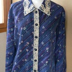 可愛らしい柄のブラウス　印象的なレースデザイン