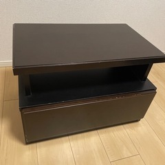 ベット横にちょうど良い高さの収納棚の画像