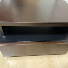 ベット横にちょうど良い高さの収納棚の画像