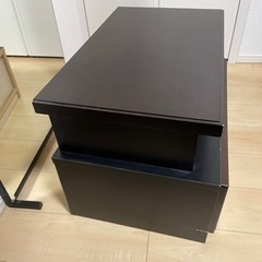 ベット横にちょうど良い高さの収納棚の画像
