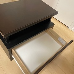 ベット横にちょうど良い高さの収納棚の画像