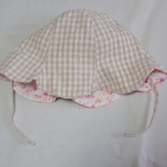 美品♥️ベビー帽子 リバーシブル 花柄×チェック 44-46cmくらい？の画像