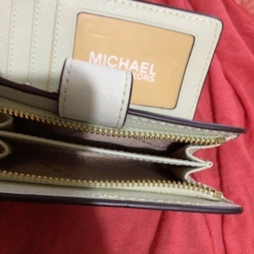 MICHAEL CORS エメラルドグリーンの綺麗な財布です。  何も問題は無いです。  自分で使おうとしましたが、やはりどこか女性っ