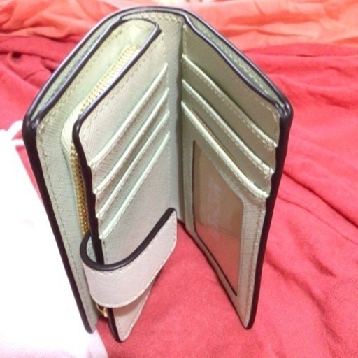 MICHAEL CORS エメラルドグリーンの綺麗な財布です。  何も問題は無いです。  自分で使おうとしましたが、やはりどこか女性っぽいので出品します。  宜しくお願いします。