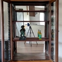アンティーク飾り棚の画像