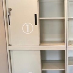 無料　鍵付き棚二段