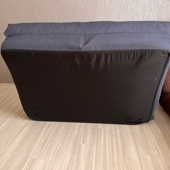 座椅子ソファ 開くとシングルベッドサイズの画像