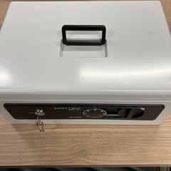 美品【ダイヤル付き手提げ金庫】アイリスオーヤマ_Ａ４サイズ