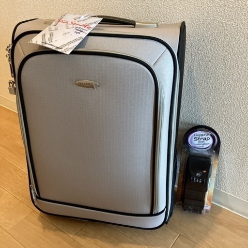 未使用品☆ライトグレー　スーツケース　スーツケースベルト付き　　0531①