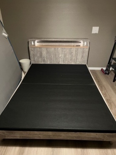 ダブルベッド　コンセント　ライト付き