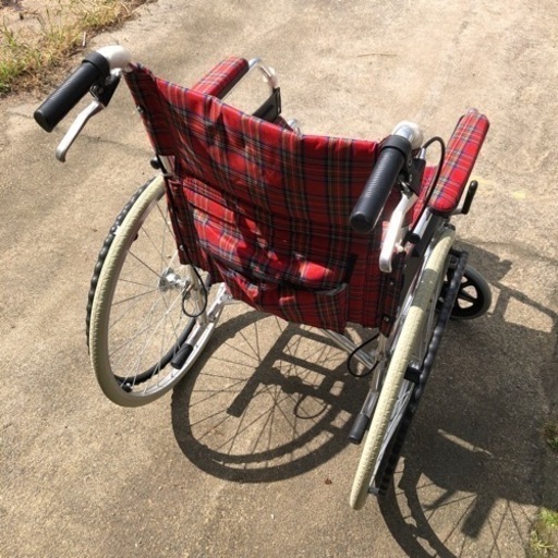 前輪の大きめな折りたたみ車椅子