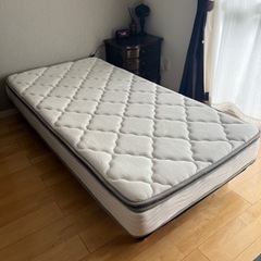 【本日明日引き取りの方最優先】シングル　マットレス　脚付　足付　ベッド　西川　マットレストッパー付きの画像