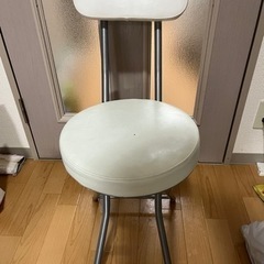 折りたたみ椅子の画像