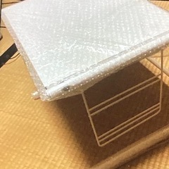 ベッドのテーブルの画像