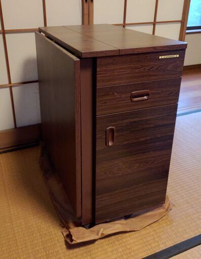 【2000円・6/4、6/11 で取りに来て頂ける方限定】机にもなるミシン台