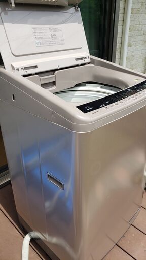 日立の洗濯機です。5年ほど使用しましたがまだまだ綺麗で、バリバリ働いてくれます。