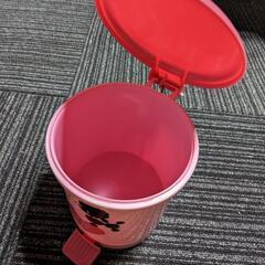 ペダル式ゴミ箱(プードル柄)の画像