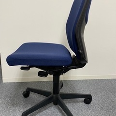 【中古品】オカムラOAチェア肘なし　ブルーの画像