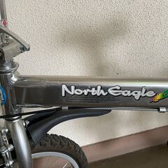 【北見市発】ノースイーグルNorthEagle折り畳み自転車ES-103 20AK39231 6段ギア 20インチ シルバー (E1705mkmY)の画像
