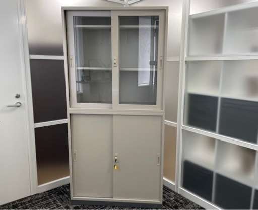 スチール書庫　引き違い書庫　上下セット　キャビネット　鍵付き　ベースアジャスター付き