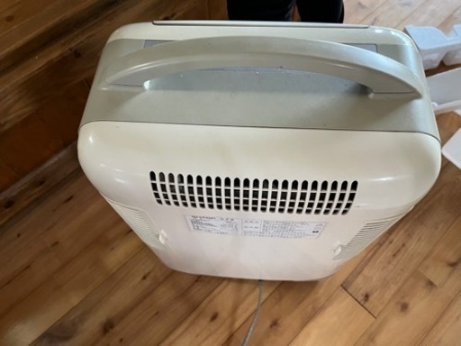 購入者様決まりました。まだまだ全然使用できる除湿機ですー2007年製です。