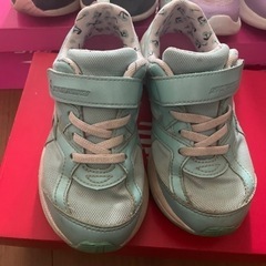 瞬足2足&スケッチャーズ19cmの画像