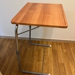 折りたたみサイドテーブル　パソコンテーブルの画像