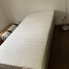 IKEA  マットレス付き　ダブルベッド　ご自身取るまたは送付の画像