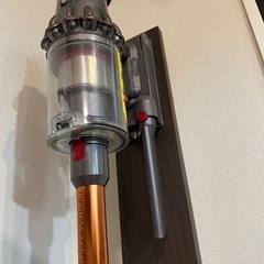 Dyson Cyclone V10 Fluffy と置棚の画像
