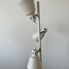 白のフロアランプ/3灯/角度調節可/電球つきの画像