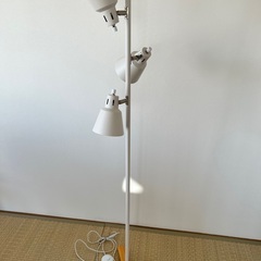 白のフロアランプ/3灯/角度調節可/電球つきの画像
