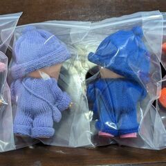 ☆キューピー人形　４体　ソフビ、高さ：約14ｃｍ　毛糸衣裳+帽子（ピンク・紫・橙・青）　中古品　の画像
