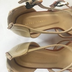 LUSSO MALENA エナメルサンダルの画像