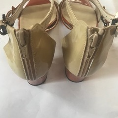 LUSSO MALENA エナメルサンダルの画像