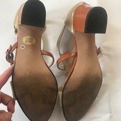 LUSSO MALENA エナメルサンダルの画像