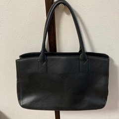 本革 黒のスーツ用バッグ