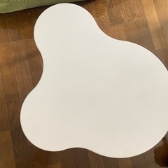 ローテーブル　白　丸い　変形の画像