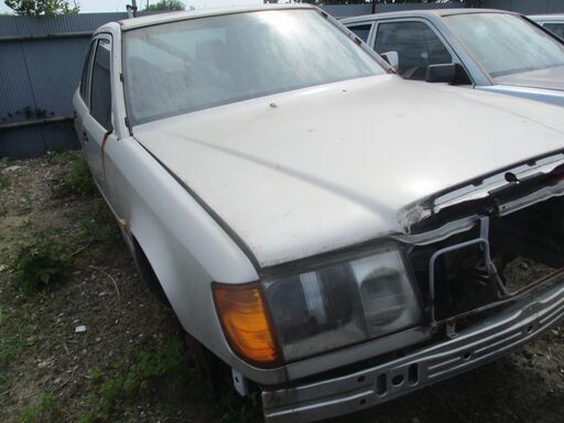 ベンツ124-前期型ボデー部品―ボンネツトーフエンダー他