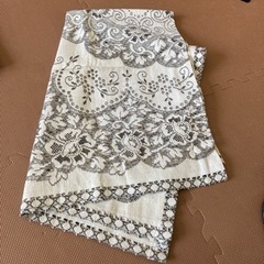 レース調のテーブルクロス