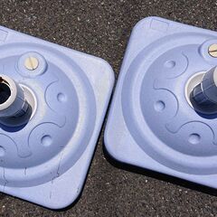 🔴ビーチパラソル⛱️用のスタンド🔴左の薄いブルー￥300、右の濃いブルーが￥500🔴水を入れて重しになりますの画像
