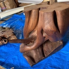 美しい木の切り株　ガラステーブルの台