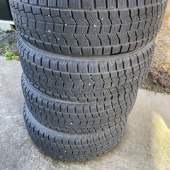 鉄チンホイール付きスタッドレスタイヤの画像