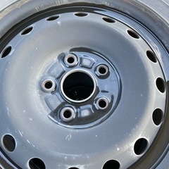 鉄チンホイール付きスタッドレスタイヤの画像