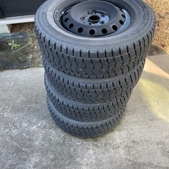 鉄チンホイール付きスタッドレスタイヤの画像