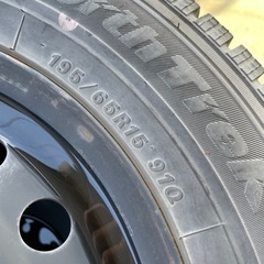 鉄チンホイール付きスタッドレスタイヤの画像